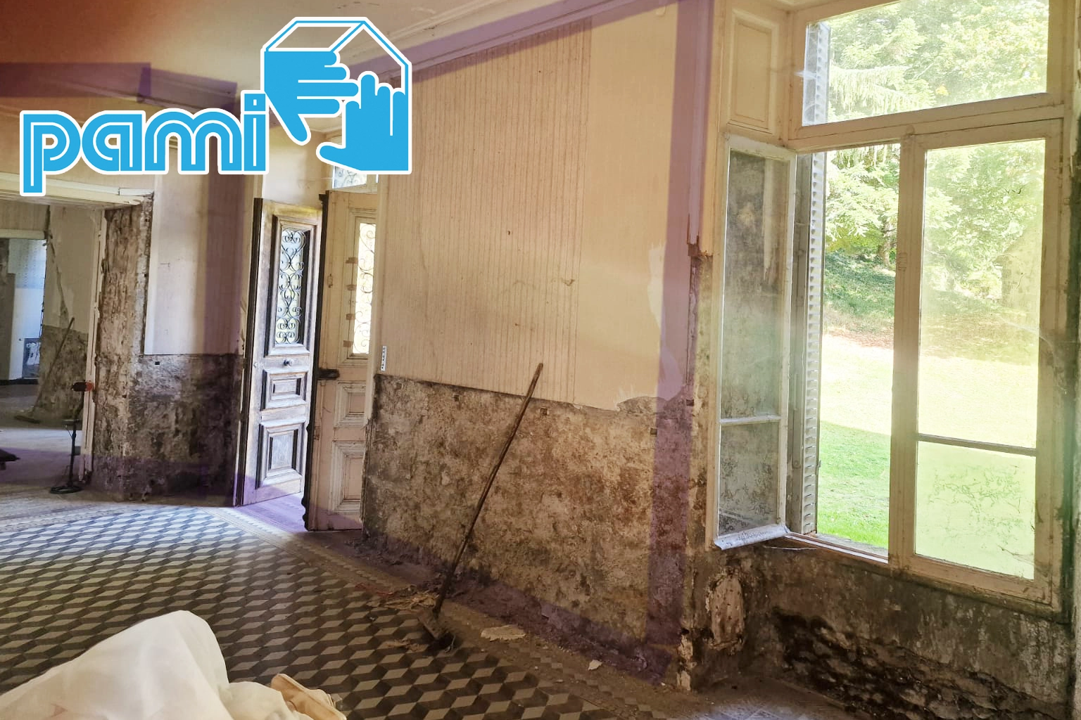 Décroutage des surfaces dégradées sur le chantier du château de Plalmont dans le Cantal