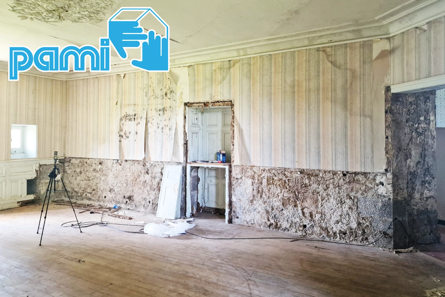 Autre vue des surfaces en cours de décroutage au château de Plalmont dans le Cantal