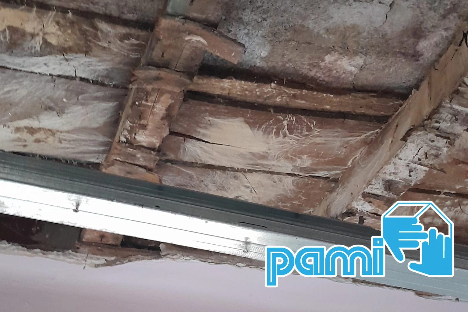 Vue du plafond présentant des altérations dans un bâtiment ancien