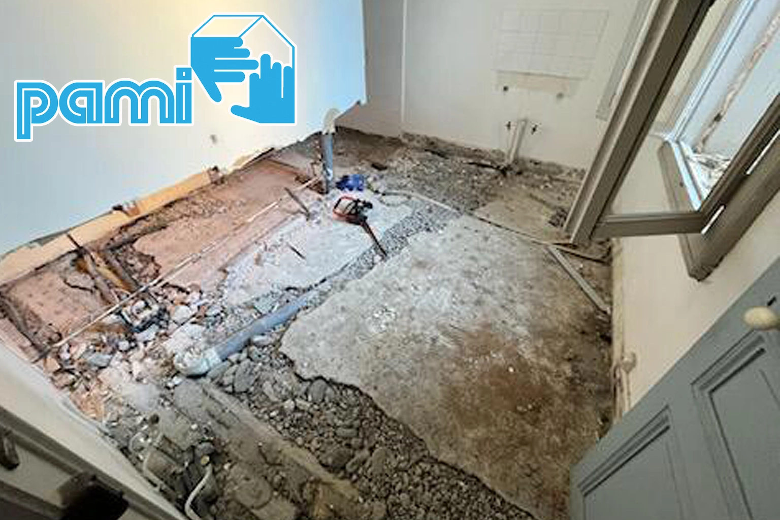 Sol d’une pièce démoli avant le traitement d’un champignon lignivore dans une maison en Ariège
