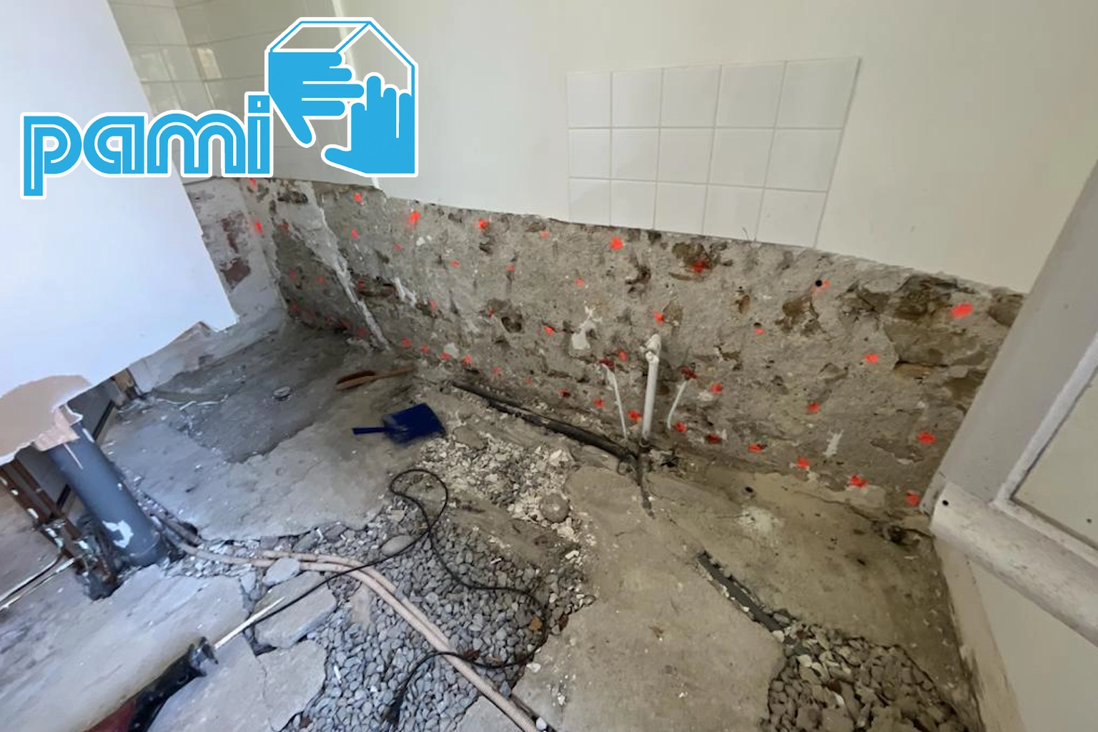 Mur décroûté passé au chalumeau et quadrillé de points rouges avant l’injection de fongicide