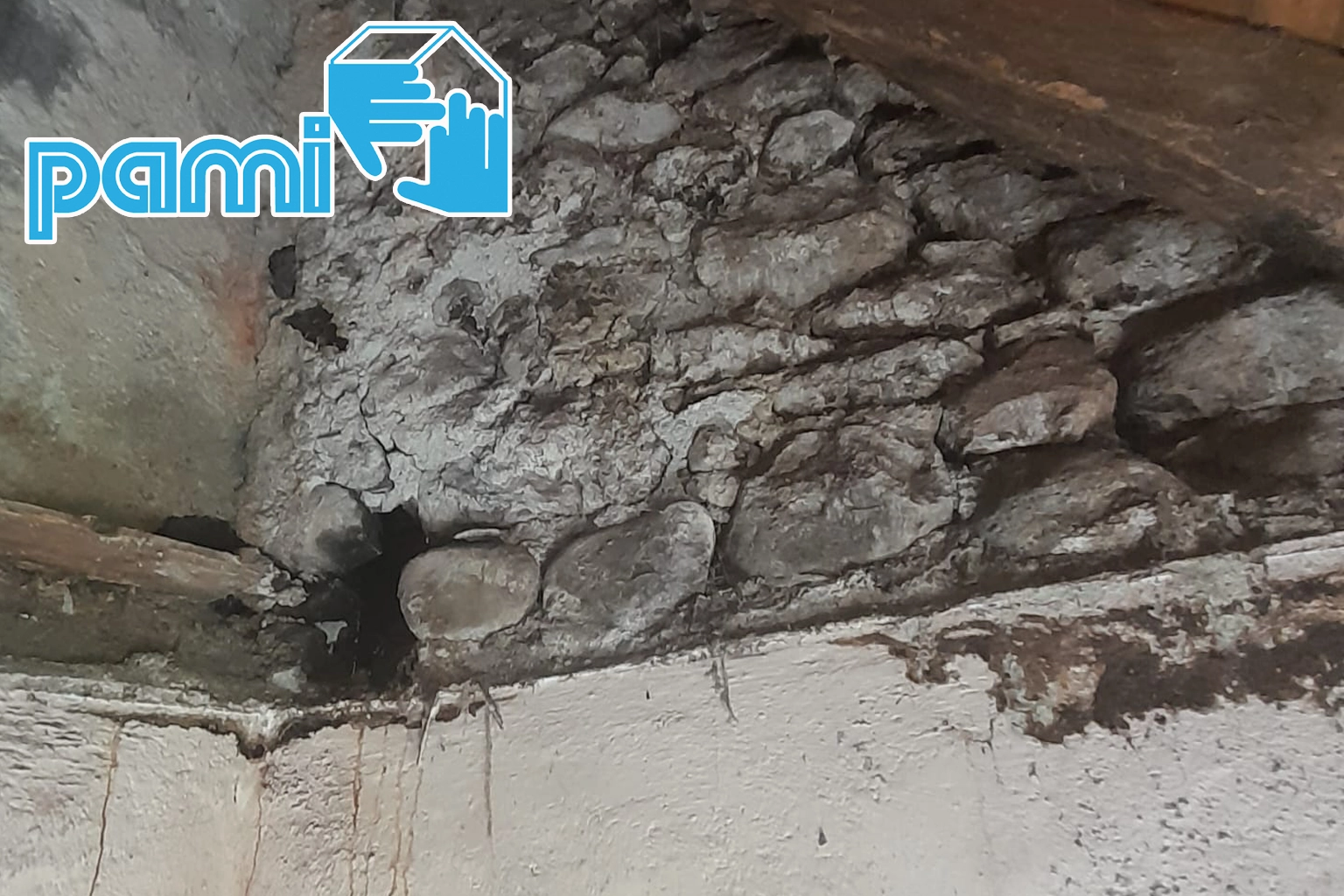 Vue élargie des traces fongiques après une infiltration en toiture à Saint-Julien-de-Jordanne